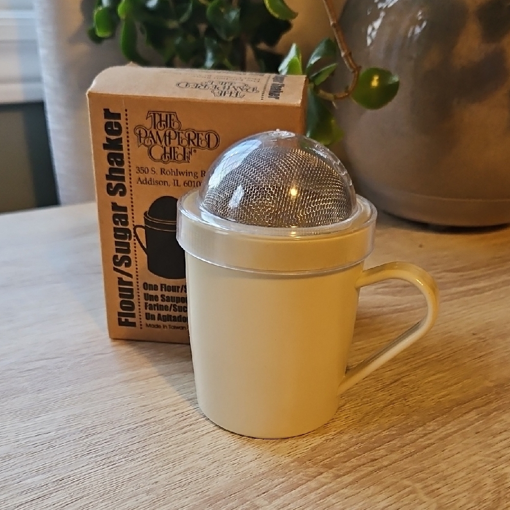 The Pampered Chef Flour/Sugar Shaker #1690